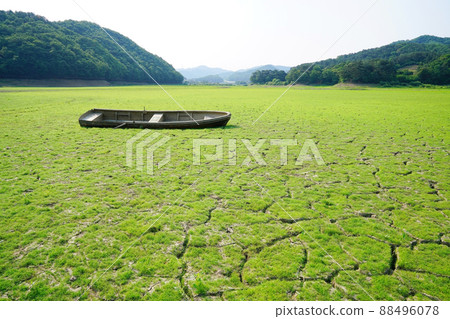 cracked reservoir cracked reservoir 88496078