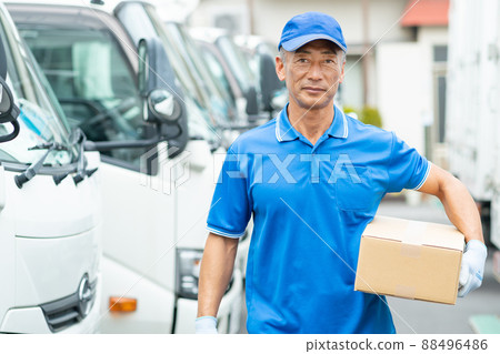 從事快遞工作的中年男司機 88496486