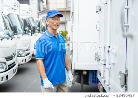 從事快遞工作的中年男司機 88496487