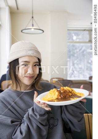 在滑雪勝地餐廳吃飯的年輕女子 在滑雪勝地餐廳吃飯的年輕女子 88496498