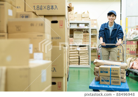 在倉庫工作的女司機 88496948