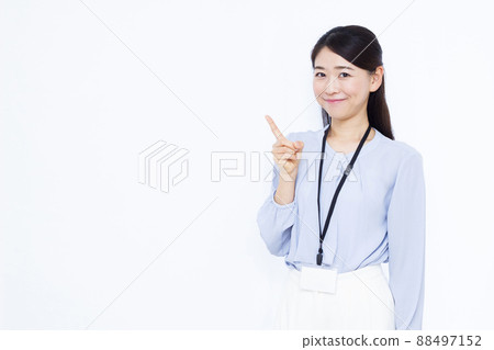 三十多歲的女商人指著 88497152