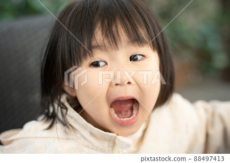 4-year-old child with wide open mouth (childcare, parenting, teeth, tooth decay) 88497413
