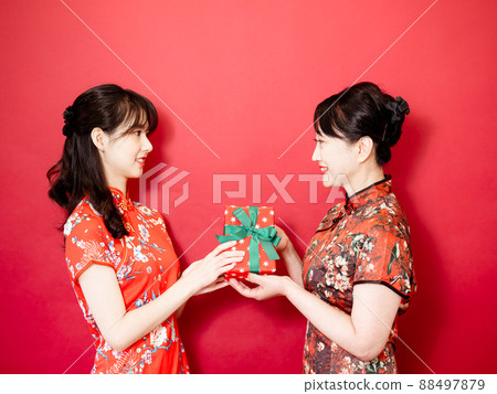 A celebration of the display of a female cheongsam, a cheongsam for gifts, and a cheongsam for gifts. Family vacation period Japanese holiday. 88497879