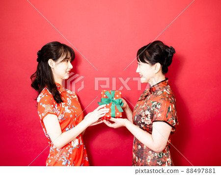 A celebration of the display of a female cheongsam, a cheongsam for gifts, and a cheongsam for gifts. Family vacation period Japanese holiday. 88497881