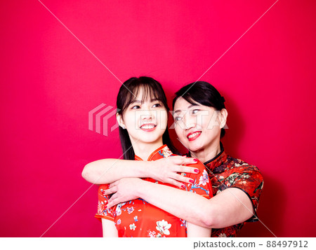 A portrait of a mother's day mother's day, a cheongsam-like portrait of a mother's day, a red-colored pre-smile embrace due to the background, and an application of mother's day and sympathetic subject. A portrait of a mother's day mother's day, a cheongsam-like portrait of a mother's day, a red-colored pre-smile embrace due to the background, and an application of mother's day and sympathetic subject. 88497912