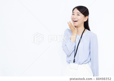 A business woman in her thirties who is surprised with a smile A business woman in her thirties who is surprised with a smile 88498352