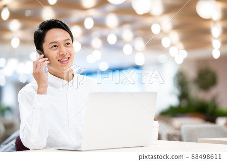 在電話的辦公室休閒商人 88498611