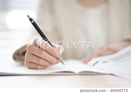 Hands of an Asian woman studying in a coworking space 88498778