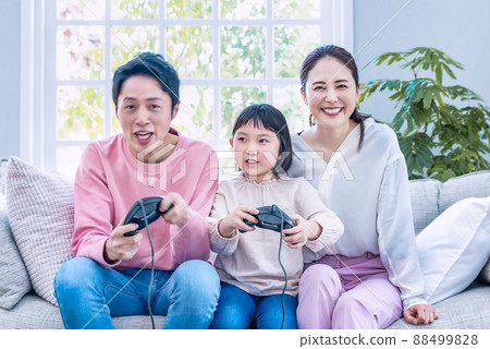 和家人一起玩電子遊戲的場景 88499828