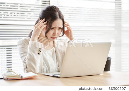 Asian woman holding her head in trouble 88500207