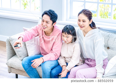 Watch TV with your family 88502059