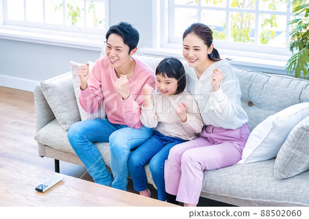 Watch TV with your family 88502060