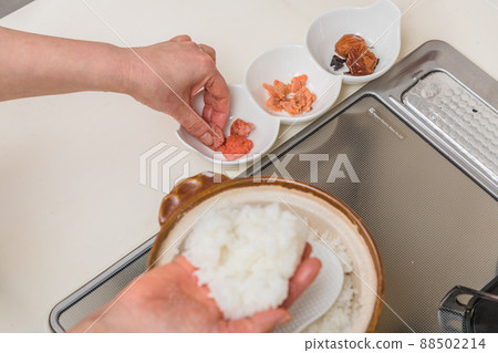 [Middle housewife makes rice balls with rice cooked in a clay pot] 88502214