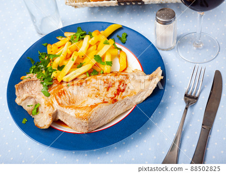Fried Iberian pig served with potatoes 88502825