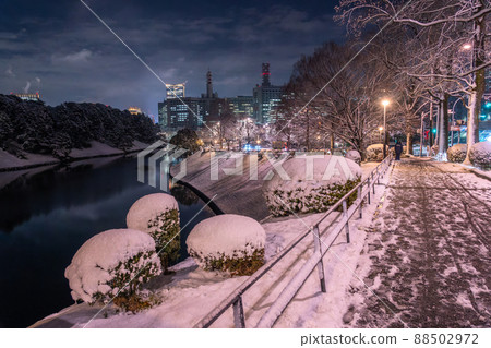 《東京》白雪皚皚的東京，白雪皚皚的皇居周圍 88502972