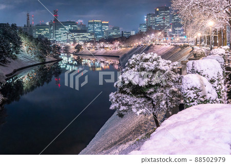 《東京》白雪皚皚的東京，白雪皚皚的皇居周圍 88502979