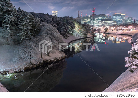《東京》白雪皚皚的東京，白雪皚皚的皇居周圍 88502980