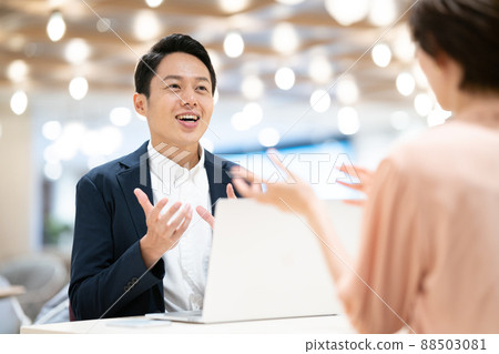 Business person having a meeting 88503081