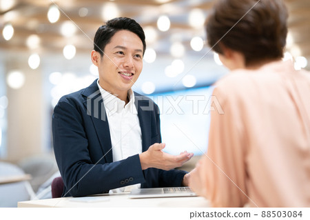 Business person having a meeting 88503084