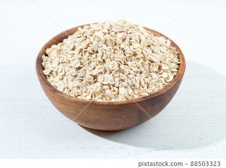 Oatmeal (low-carbohydrate, rich in fiber, gluten-free and very popular with health conscious people) Oatmeal (low-carbohydrate, rich in fiber, gluten-free and very popular with health conscious people) 88503323