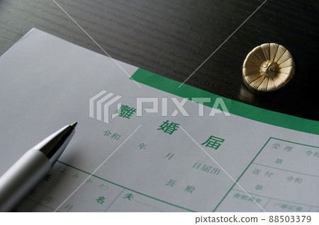 Divorce notification and lawyer badge 88503379