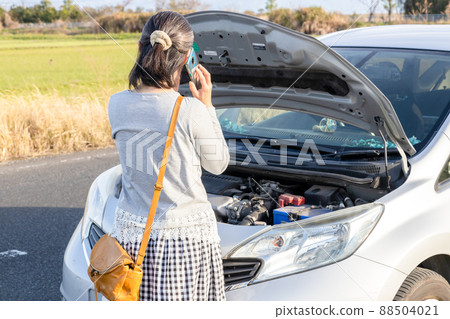 一位因發動機故障而不知所措的婦女打電話 一位因發動機故障而不知所措的婦女打電話 88504021