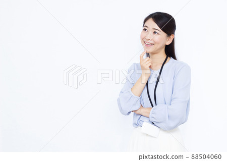 A business woman in her thirties thinking with a smile 88504060