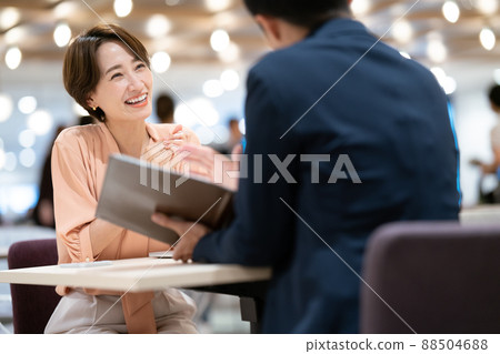 做生意談話和銷售的人 88504688