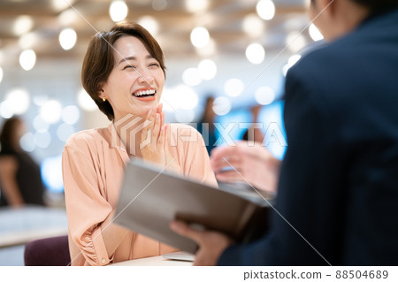 做生意談話和銷售的人 88504689