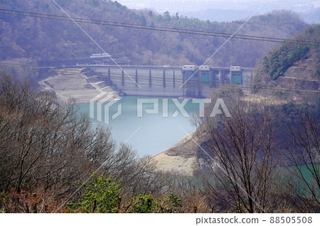從知妙高山、川西市、兵庫、知妙高湖出發的一倉水壩(春季) 從知妙高山、川西市、兵庫、知妙高湖出發的一倉水壩(春季) 88505508