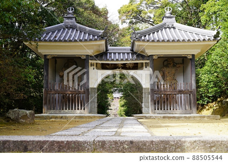 兵庫川西萬願寺山門(仁王門)與仁王(春天)的雕像 兵庫川西萬願寺山門(仁王門)與仁王(春天)的雕像 88505544