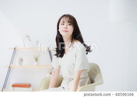 女米色連衣裙 88506166
