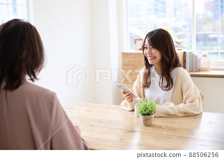 一個女人和朋友聊天 一個女人和朋友聊天 88506256