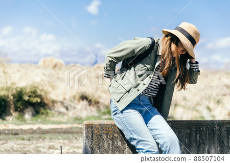 A woman who hurts her back slipped disk 88507104