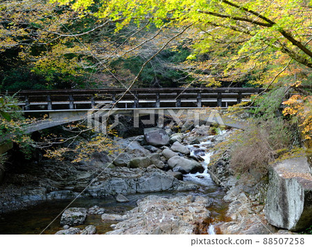 Nametoko 峽谷的拱形曼嫩橋 88507258