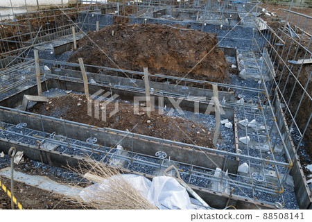 鋼筋組裝和房屋即將建造的建築工地 鋼筋組裝和房屋即將建造的建築工地 88508141