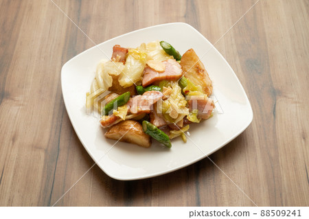 Stir-fried spring cabbage, asparagus and bacon with garlic potatoes 88509241