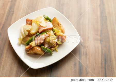 Stir-fried spring cabbage, asparagus and bacon with garlic potatoes Stir-fried spring cabbage, asparagus and bacon with garlic potatoes 88509242