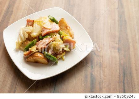 Stir-fried spring cabbage, asparagus and bacon with garlic potatoes Stir-fried spring cabbage, asparagus and bacon with garlic potatoes 88509243