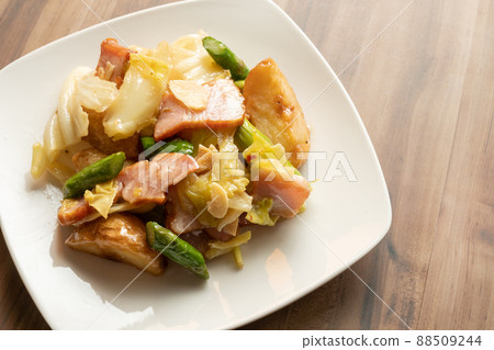 Stir-fried spring cabbage, asparagus and bacon with garlic potatoes 88509244