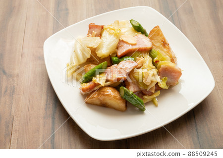 Stir-fried spring cabbage, asparagus and bacon with garlic potatoes 88509245
