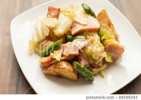 Stir-fried spring cabbage, asparagus and bacon with garlic potatoes 88509283