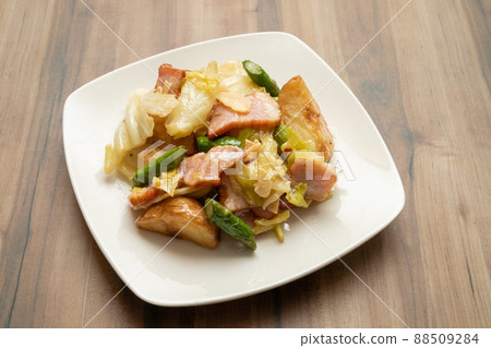 Stir-fried spring cabbage, asparagus and bacon with garlic potatoes 88509284