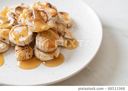 Grills Banana with Caramel Sauce Grills Banana with Caramel Sauce 88511368