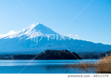 Fuji Mountain with Kawaguchiko Lake and blue sky 88511379
