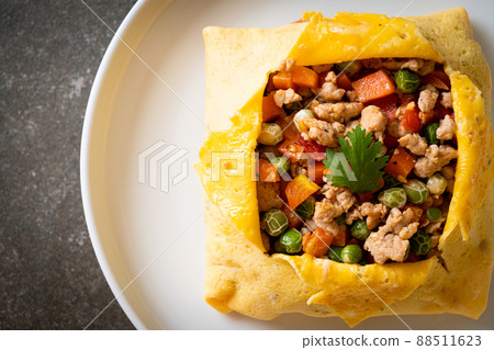 egg wrap or stuffed egg with minced pork and vegetable 88511623