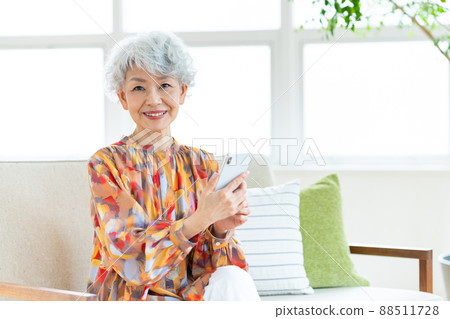 看智能手機的資深婦女 88511728