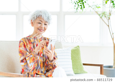 看智能手機的資深婦女 88511729
