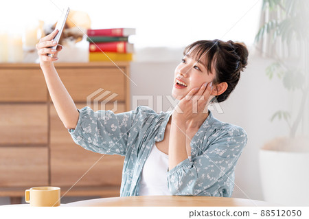 Young woman looking at a smartphone 88512050